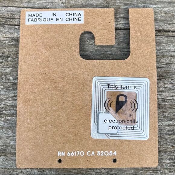 NWT New Urban Outfitters (UO) Saffron (Creme) Flower Charm Huggie Hoop Earrings - Picture 4 of 5